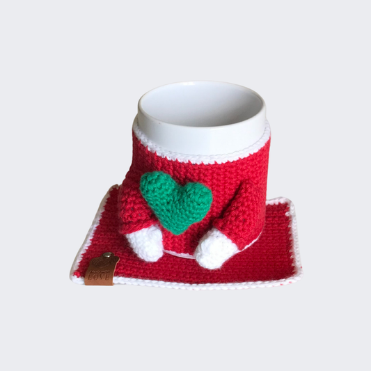Caneca com Capa em Croché Vermelho e Coração Verde com Base