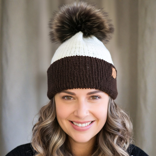 Gorro de Lã Branco Pérola com Faixa e Pompom Castanho