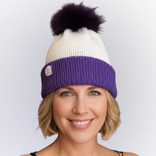 Gorro de Lã Branco Pérola com Faixa e Pompom Rôxo
