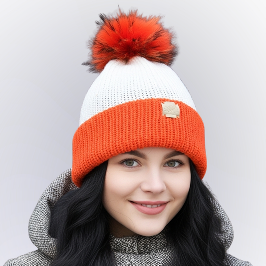 Gorro de Lã Branco Pérola com Faixa e Pompom Laranja